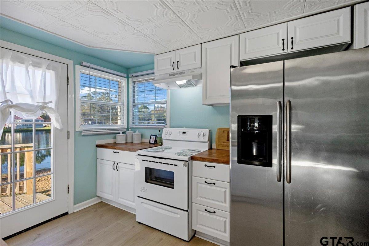 10286 US Highway 69 North Tyler, TX 75706 - Photo 21 of 31 a kitchen with a stove and a refrigerator
