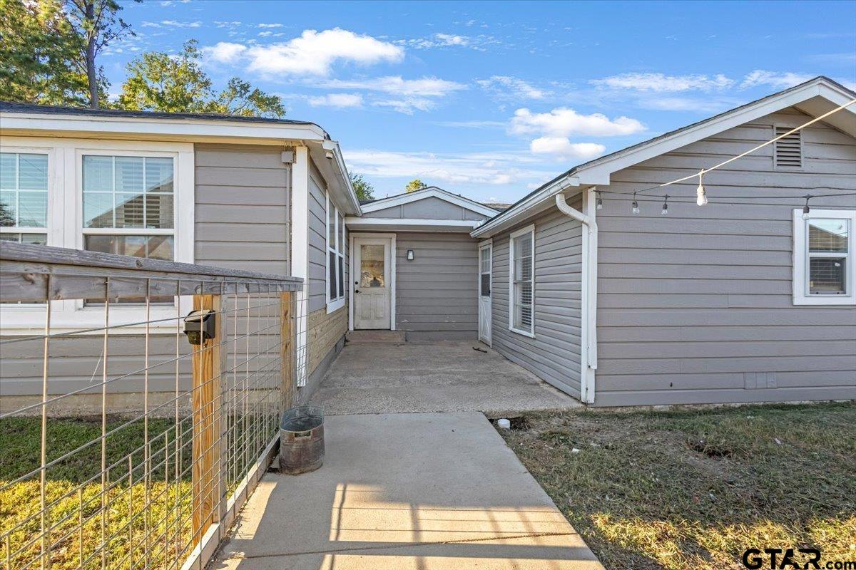10286 US Highway 69 North Tyler, TX 75706 - Photo 5 of 31 a view of a house with a yard