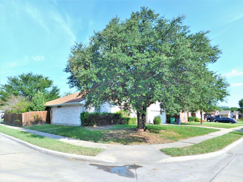 3721 Calvert Lane Denton, TX 76208 - Photo 2 of 27