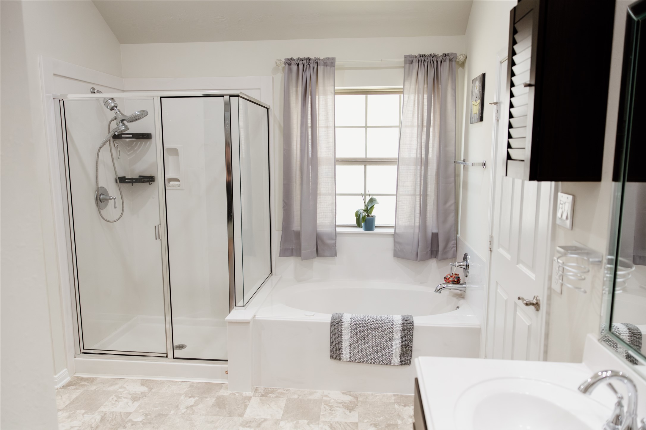 6438 Grapevine Bend Manvel, TX 77578 - Photo 14 of 36 Relaxing Jetted Tub to unwind in primary bath