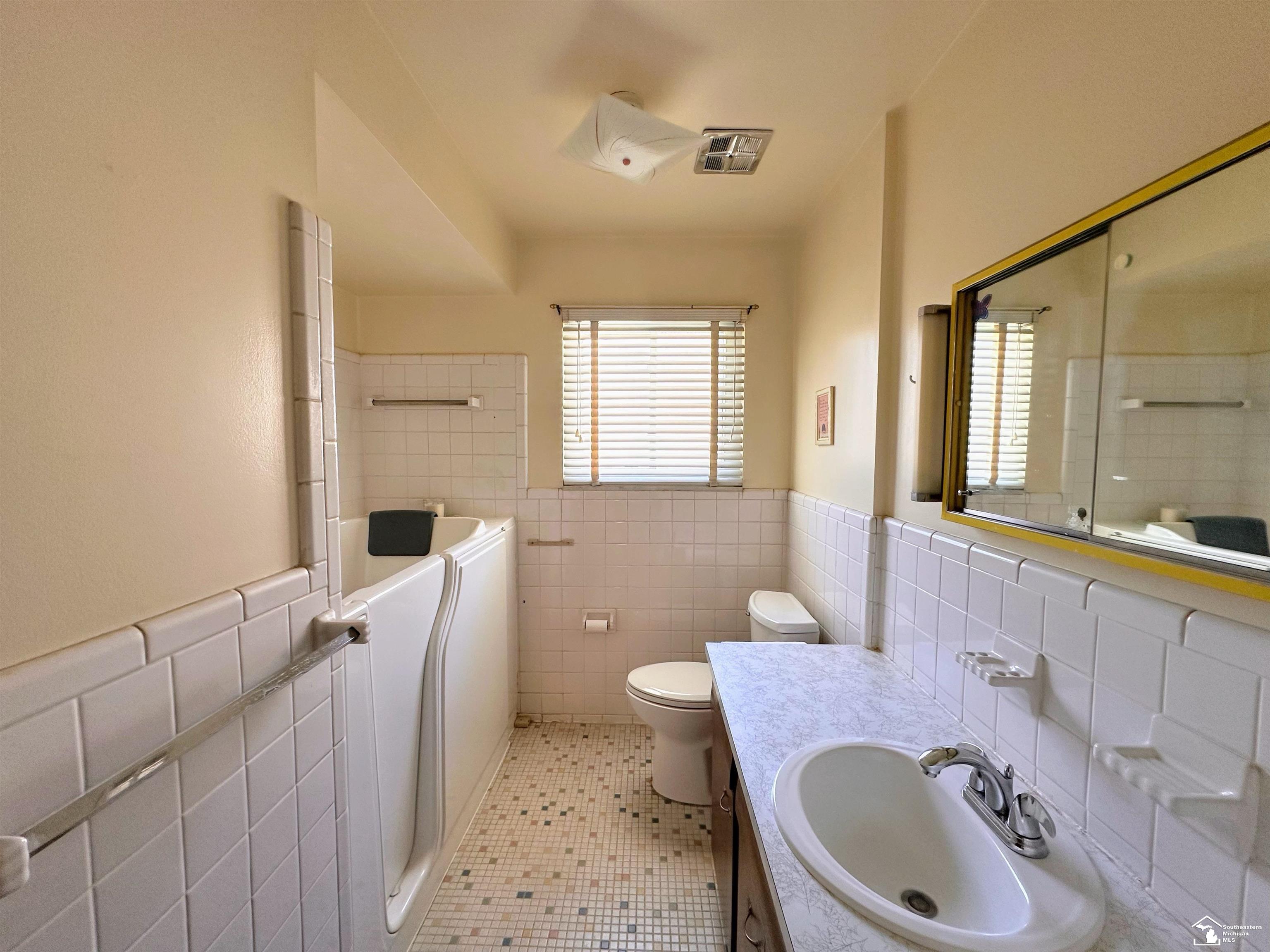 14739 Pennsylvania Road Riverview, MI 48193 - Photo 14 of 20 50140602-f4b2e68a-d1a1-40e4-a5be-f31c330d2f4a.JPG