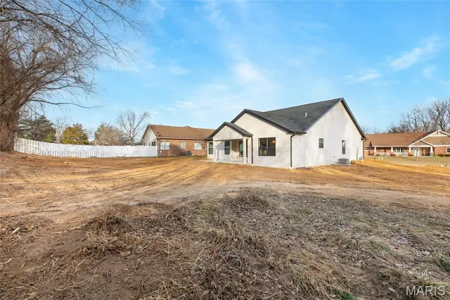 $439,000 | 104 Windsor Drive, Alton, IL 62002