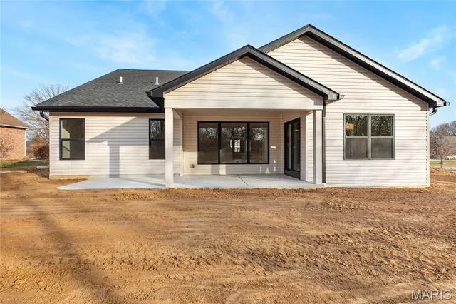 $439,000 | 104 Windsor Drive, Alton, IL 62002