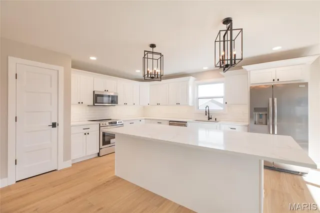 $439,000 | 104 Windsor Drive, Alton, IL 62002