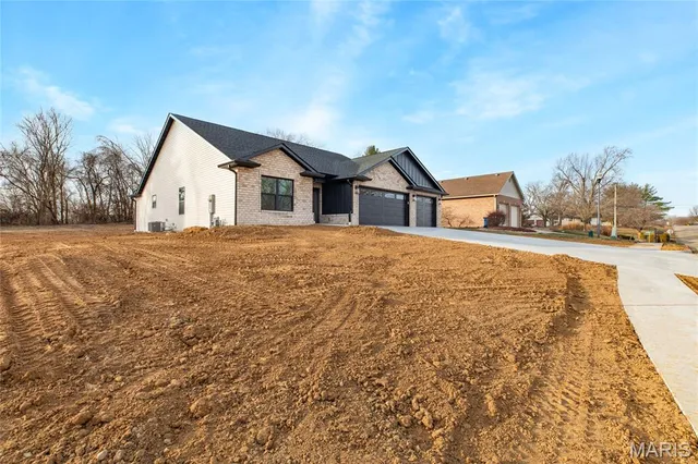 $439,000 | 104 Windsor Drive, Alton, IL 62002