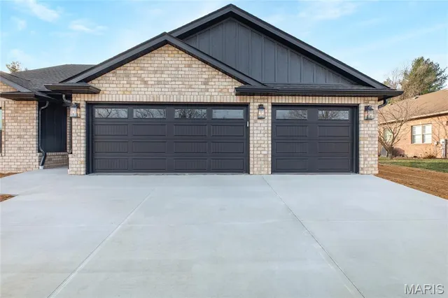 $439,000 | 104 Windsor Drive, Alton, IL 62002