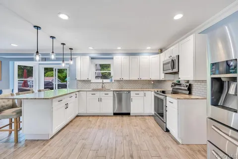 $899,999 | 20 Canterbury Court, Oakdale, NY 11769