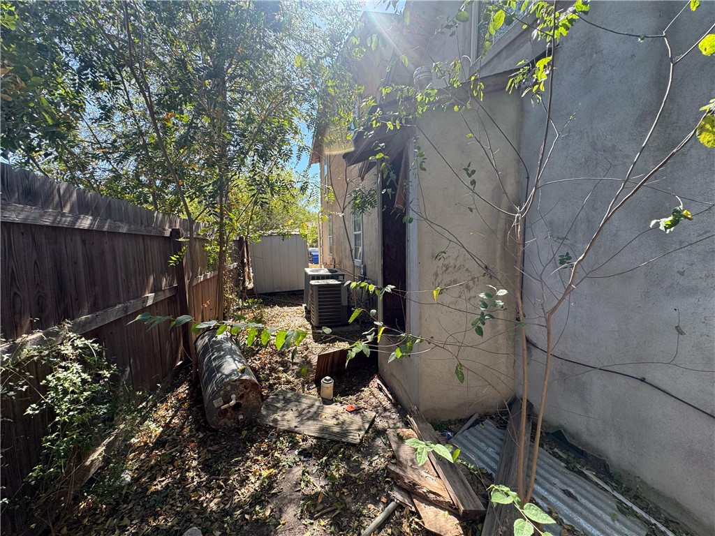 122 West 5th Street Alice, TX 78332 - Photo 16 of 40 a backyard of a house with lots of green space