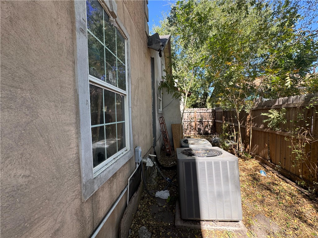 122 West 5th Street Alice, TX 78332 - Photo 19 of 40 a view of entryway