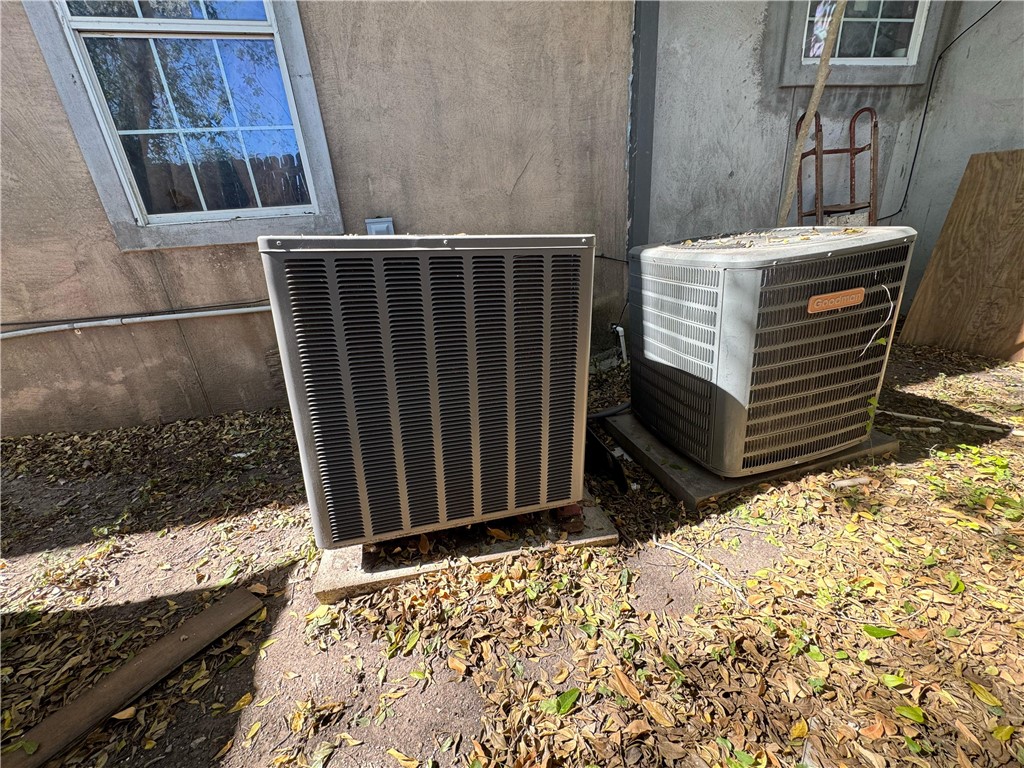 122 West 5th Street Alice, TX 78332 - Photo 20 of 40 a view of wooden balcony