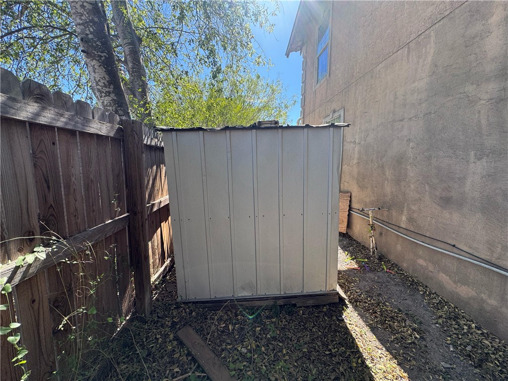 122 West 5th Street Alice, TX 78332 - Photo 21 of 40 a view of a backyard