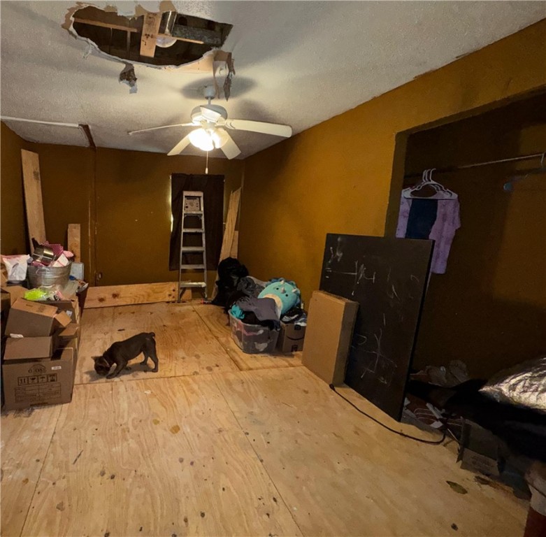 122 West 5th Street Alice, TX 78332 - Photo 23 of 40 a room with gym equipment