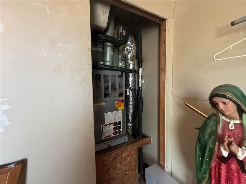 122 West 5th Street Alice, TX 78332 - Photo 31 of 40 a close view of walk in closet