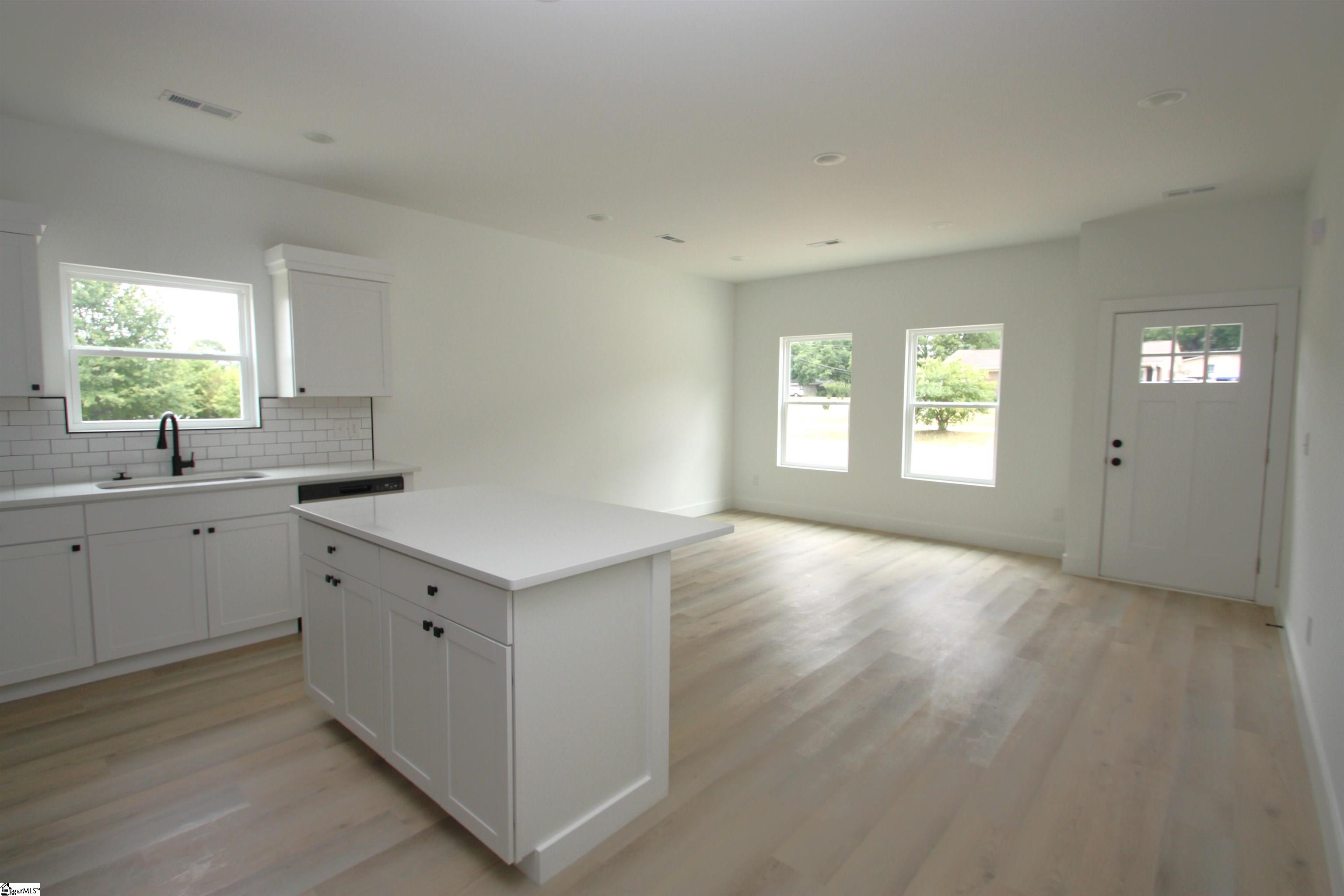 402 Sierra Road Spartanburg, SC 29301 - Photo 8 of 47