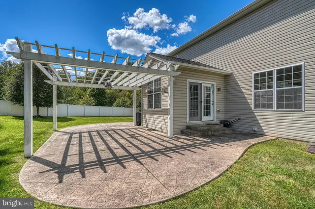 a view of a house with backyard