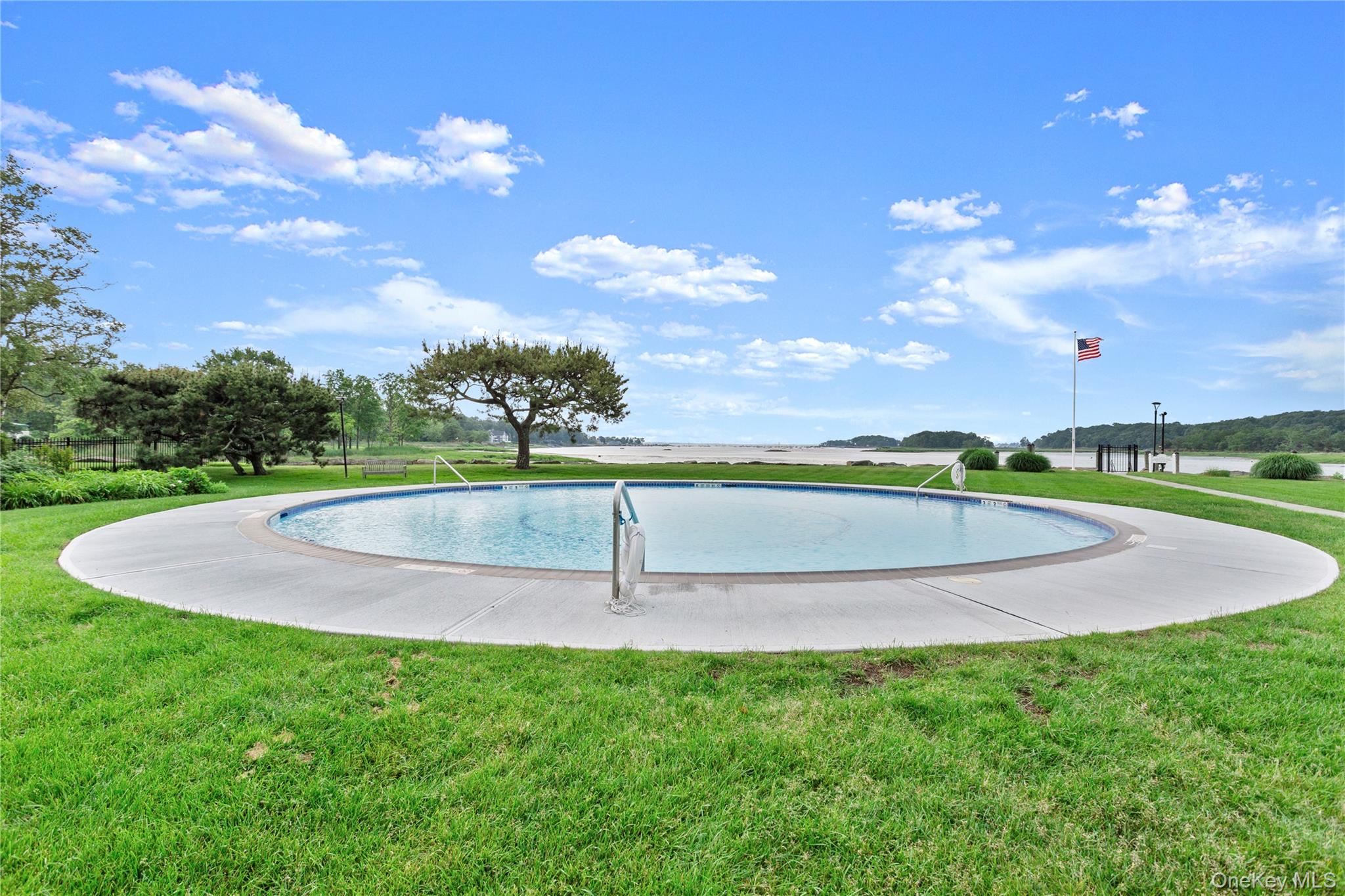 720 Milton Road, Unit H3 Rye, NY 10580 - Photo 24 of 27 a view of a golf course with a park