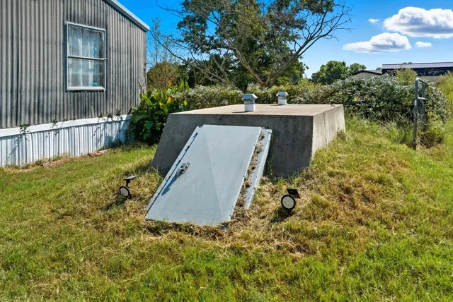 a view of a backyard