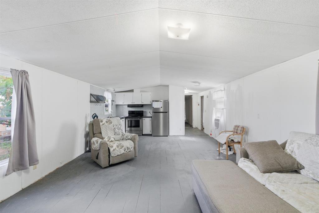 144 Oak Meadows Drive Springtown, TX 76082 - Photo 5 of 24 a bed room with furniture and a flat tv screen