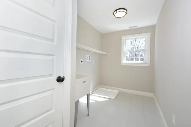 a view of empty room with window