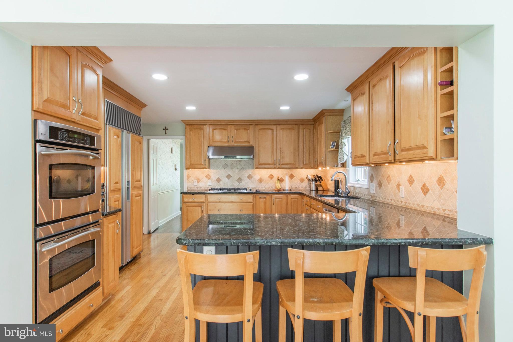 902 Preston Road Glenside, PA 19038 - Photo 12 of 34 Granite counters and seating