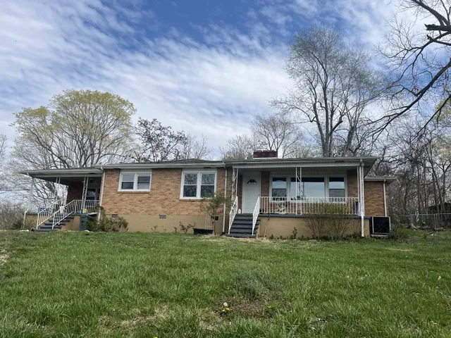 a view of a yard in front of house