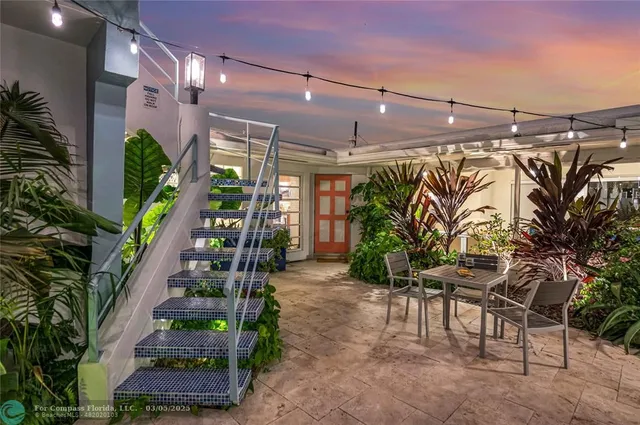 a view of entryway with interior