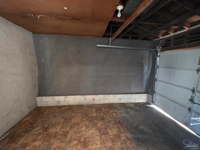 a view of a house with backyard