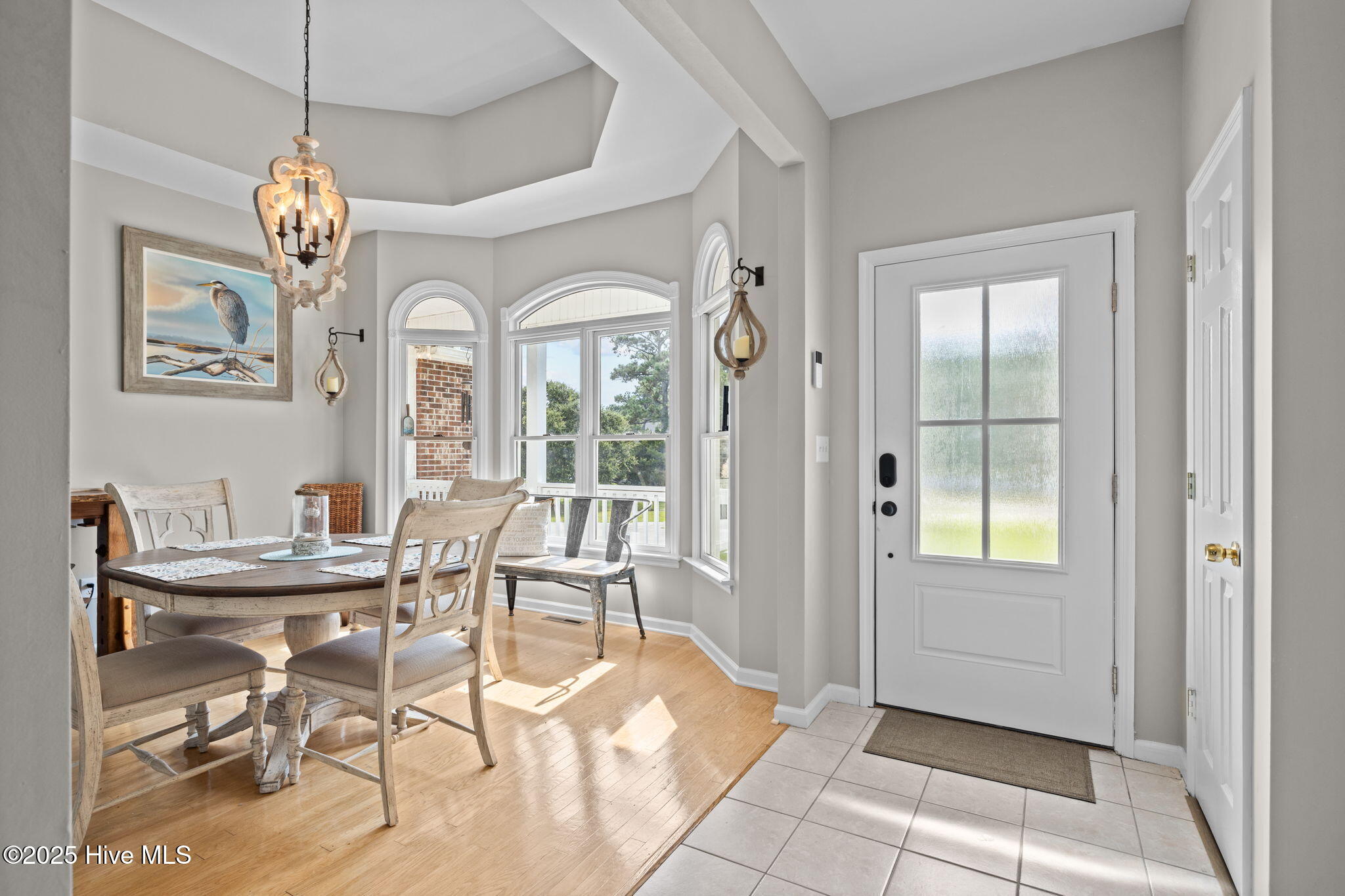 413 Pelican Harbor Road Beaufort, NC 28516 - Photo 12 of 30 Entry and dining room