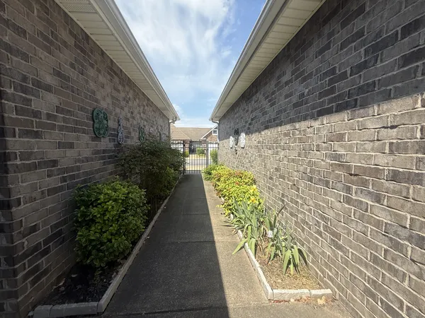 a pathway between two buildings