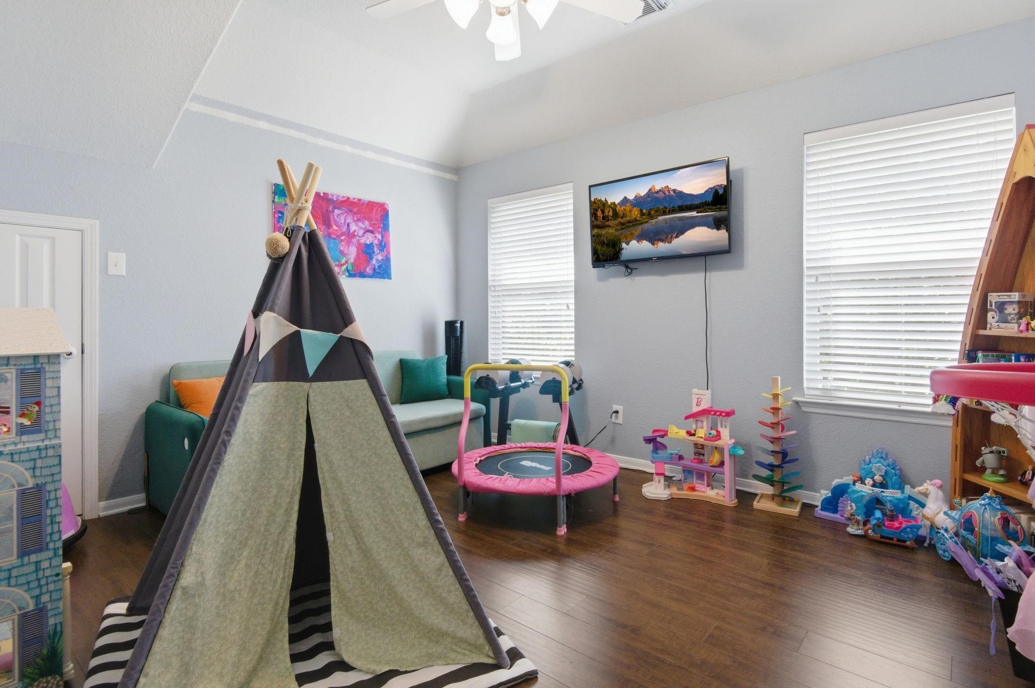 6203 Cash Oaks Drive Spring, TX 77379 - Photo 20 of 35 Bright, comfy, and ready for everyone.