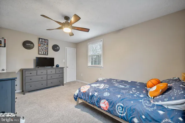 a bedroom with a bed and a dresser in it