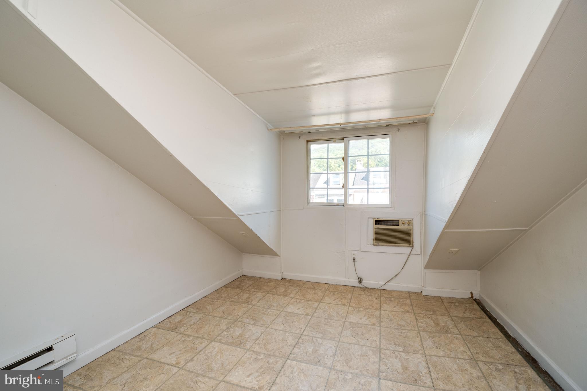 1022 Birch Street Reading, PA 19604 - Photo 20 of 32 an empty room with windows