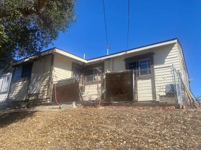 a view of a house with backyard and porch