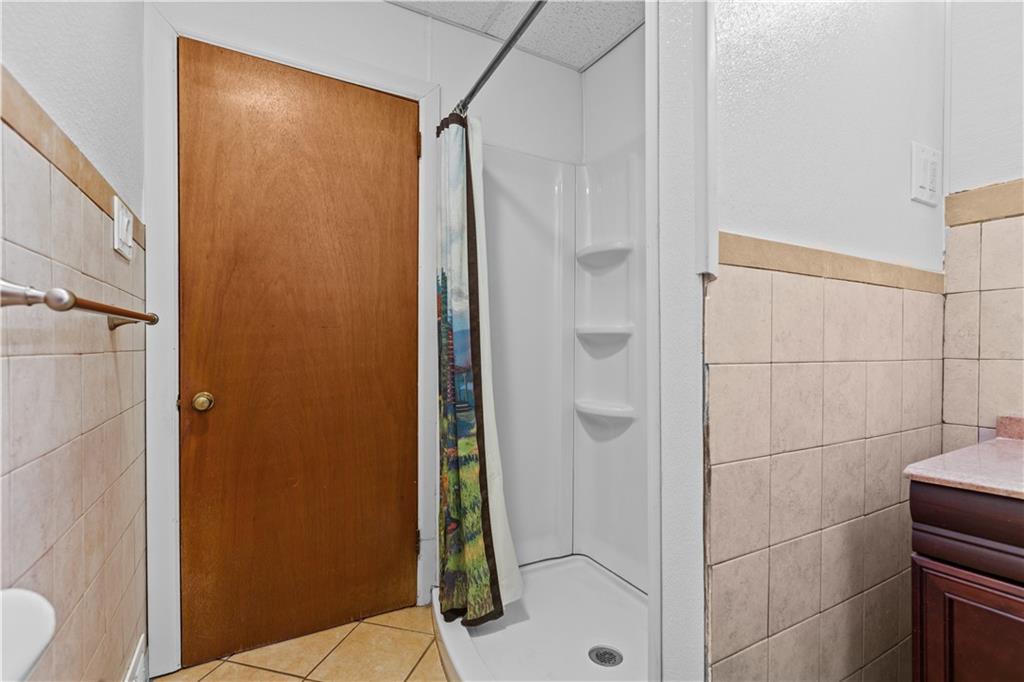 109 Helen Street McKees Rocks, PA 15136 - Photo 20 of 31 a bathroom with a toilet and shower