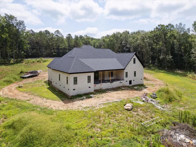 a view of a yard with a house