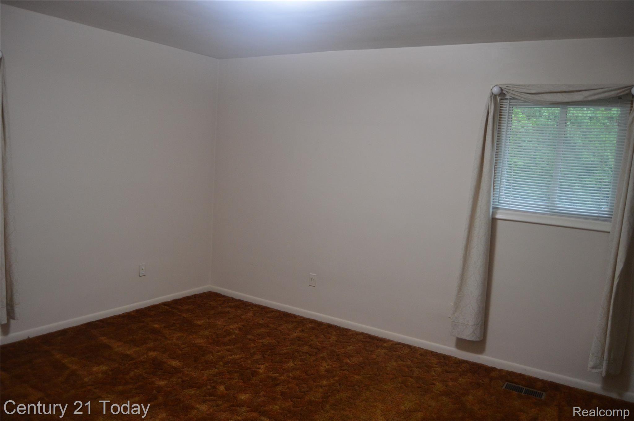 28260 New Castle Road Farmington, MI 48331 - Photo 13 of 23 Master Bedroom