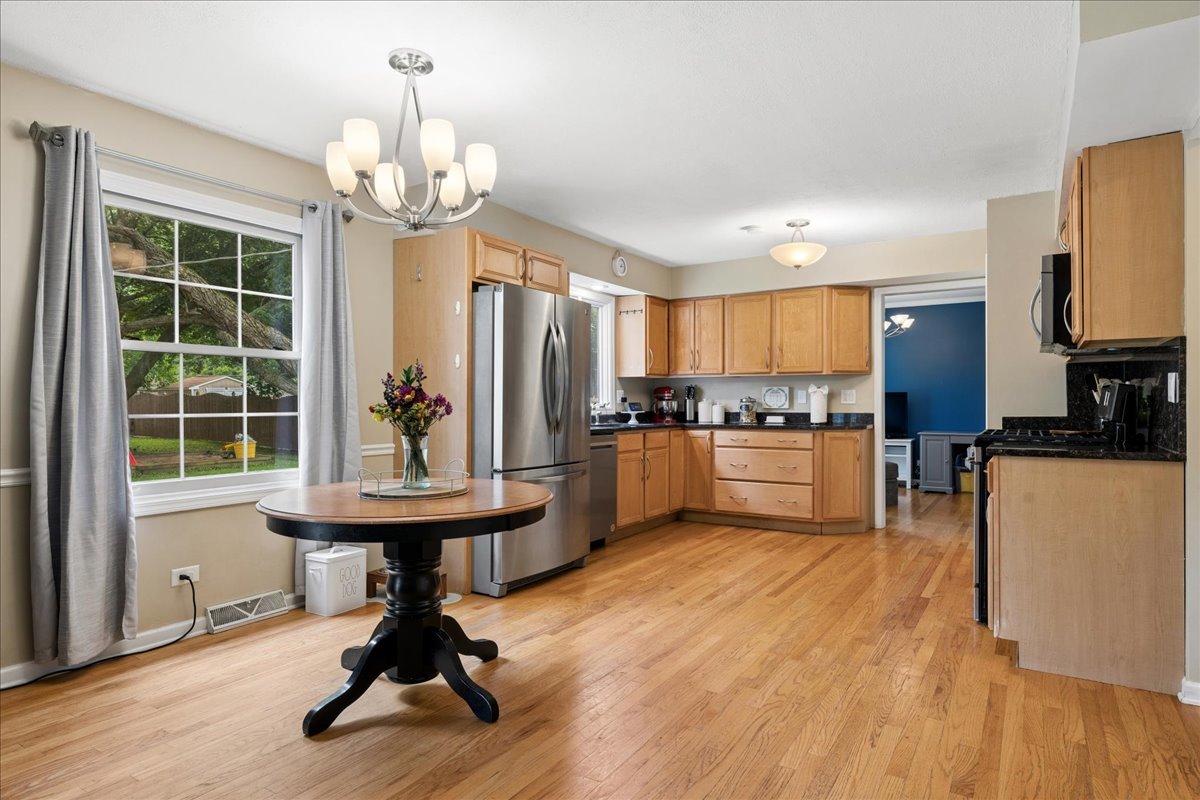 6121 Sands Road Crystal Lake, IL 60014 - Photo 8 of 24 Gallery Image 8