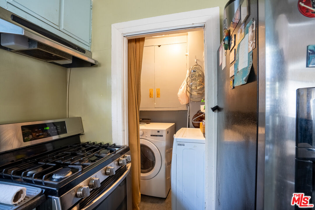 2045 Claudina Avenue Los Angeles, CA 90016 - Photo 14 of 33 a utility room with dryer and washer