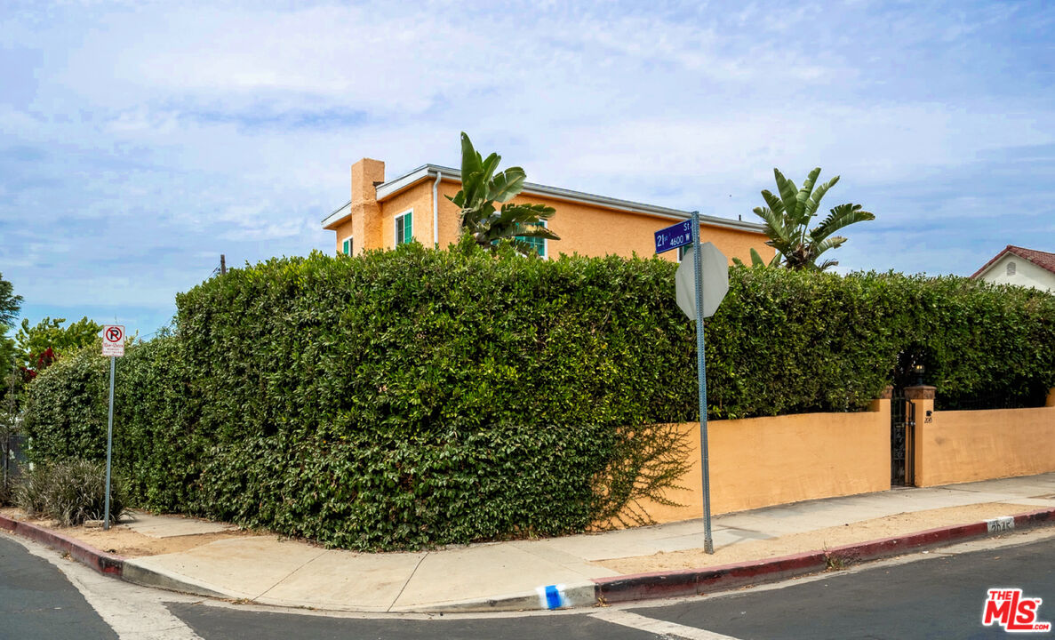 2045 Claudina Avenue Los Angeles, CA 90016 - Photo 2 of 33 a picture of a tree