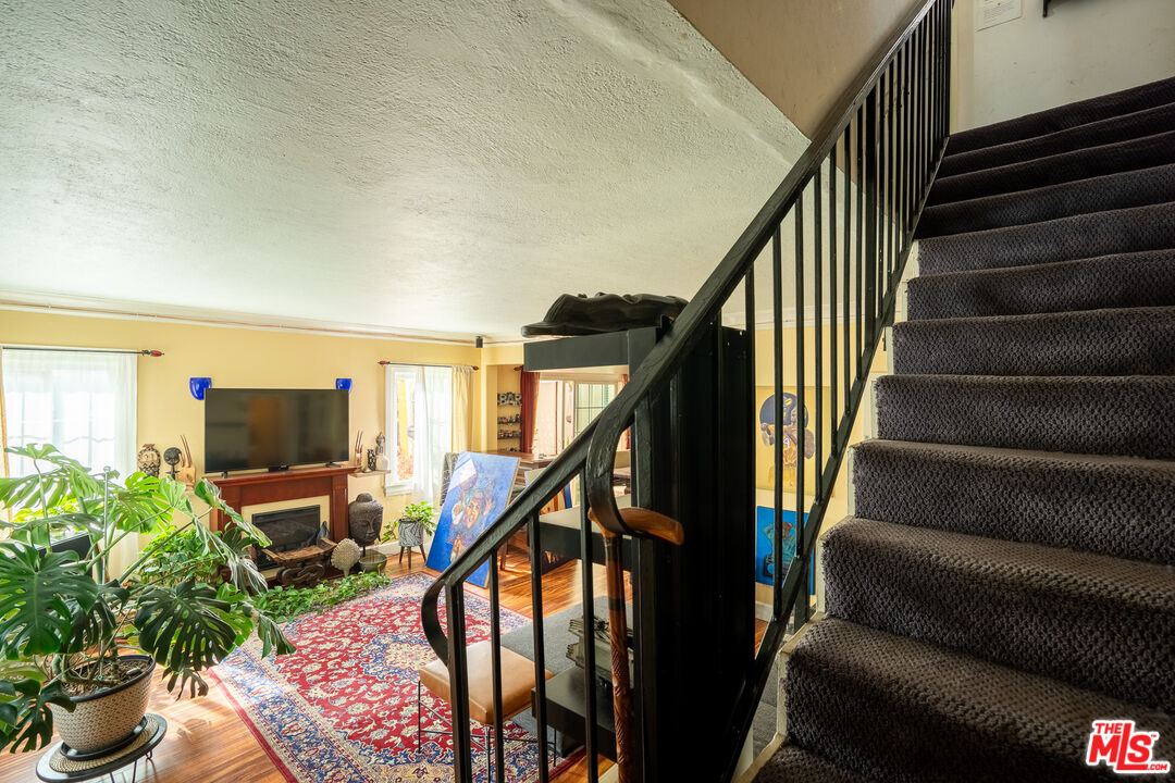 2045 Claudina Avenue Los Angeles, CA 90016 - Photo 22 of 33 a view of entryway and hall