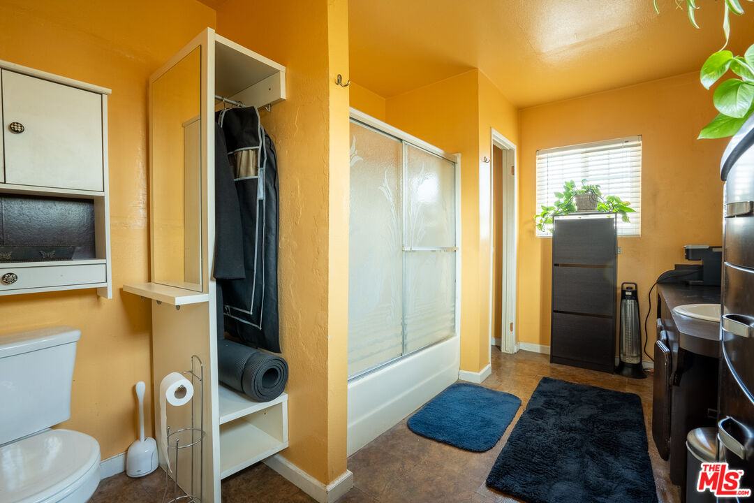 2045 Claudina Avenue Los Angeles, CA 90016 - Photo 26 of 33 a view of bathroom with a tub and mirror