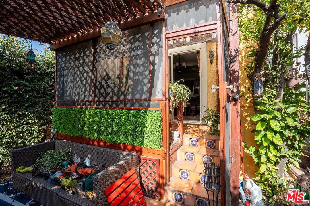 2045 Claudina Avenue Los Angeles, CA 90016 - Photo 31 of 33 an outdoor view of garden