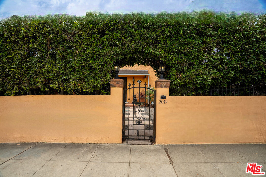 2045 Claudina Avenue Los Angeles, CA 90016 - Photo 5 of 33 a view of a outdoor space