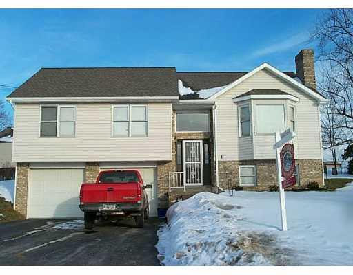 205 Pinewood Drive Butler, PA 16001 - Photo 1 of 6 Exterior Front.