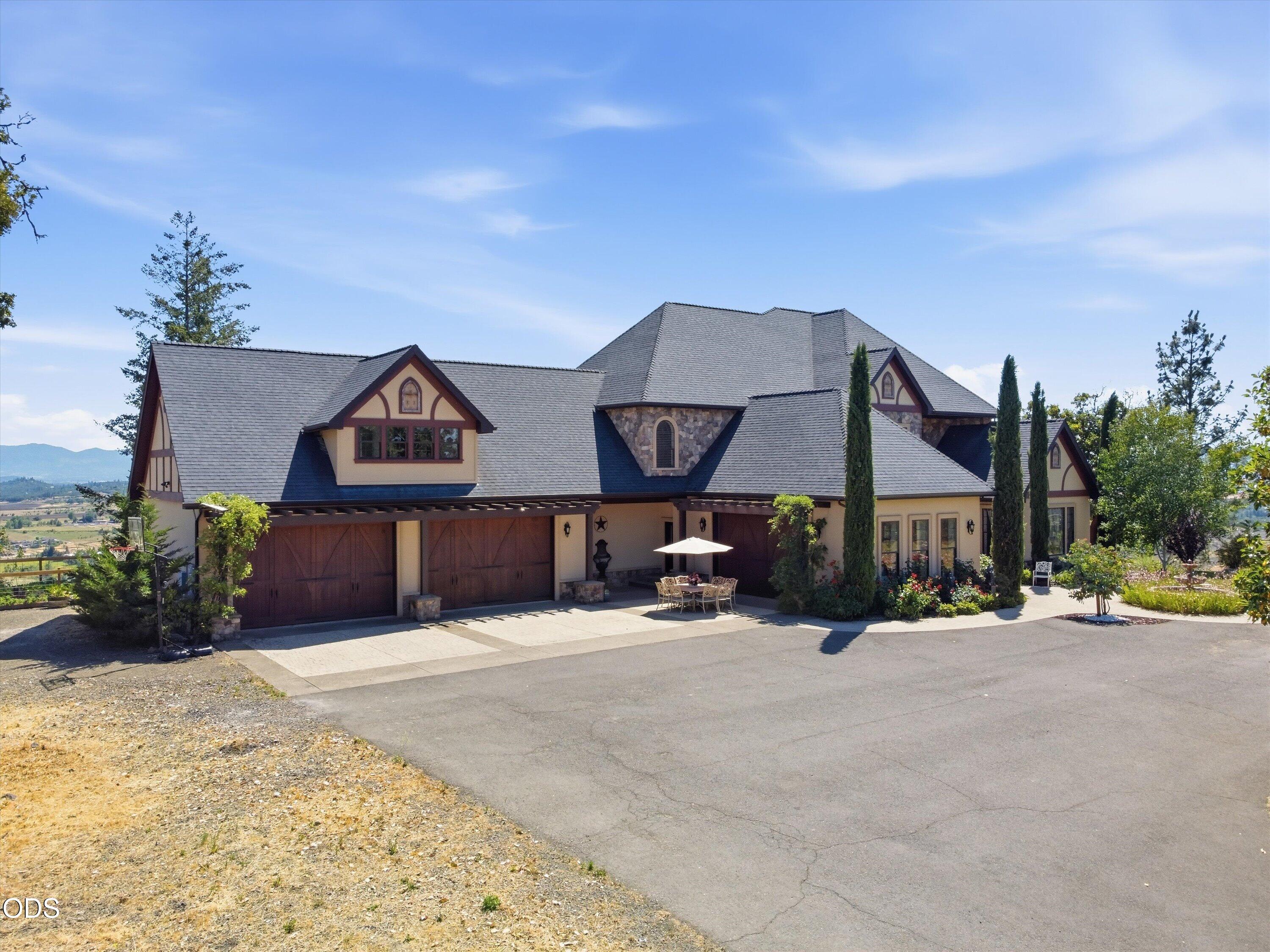 15202 Richards Way Eagle Point, OR 97524 - Photo 6 of 129
