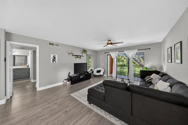 $300,000 | 412 Lakeview Drive, Unit 202, Weston, FL 33326