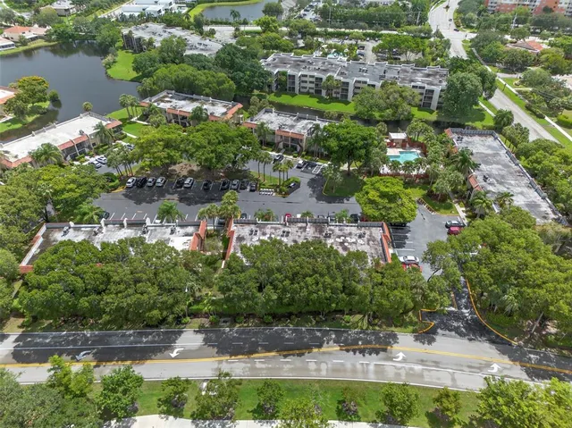 $300,000 | 412 Lakeview Drive, Unit 202, Weston, FL 33326