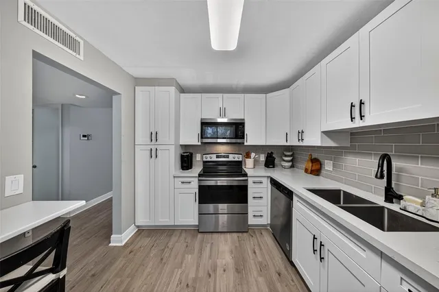 $300,000 | 412 Lakeview Drive, Unit 202, Weston, FL 33326