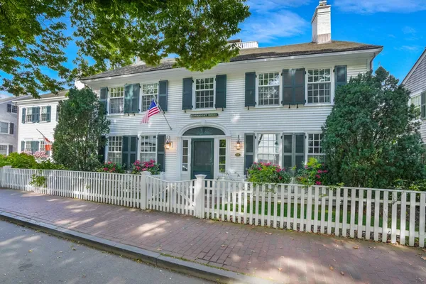 $14,250,000 | 68 North Water Street, Edgartown, MA 02539
