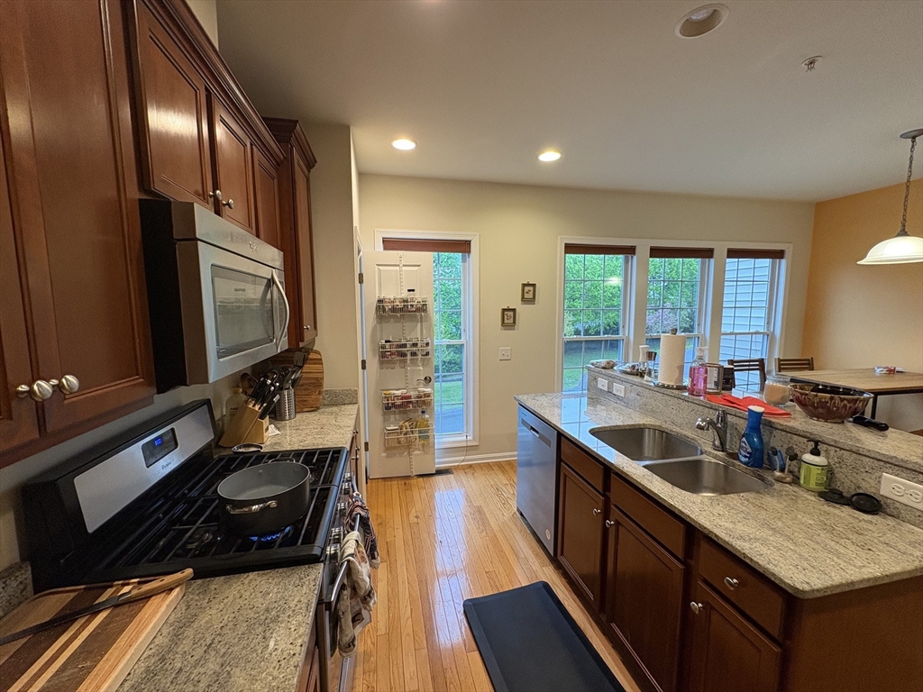 33 Jacob Way, Unit 33 Reading, MA 01867 - Photo 2 of 33